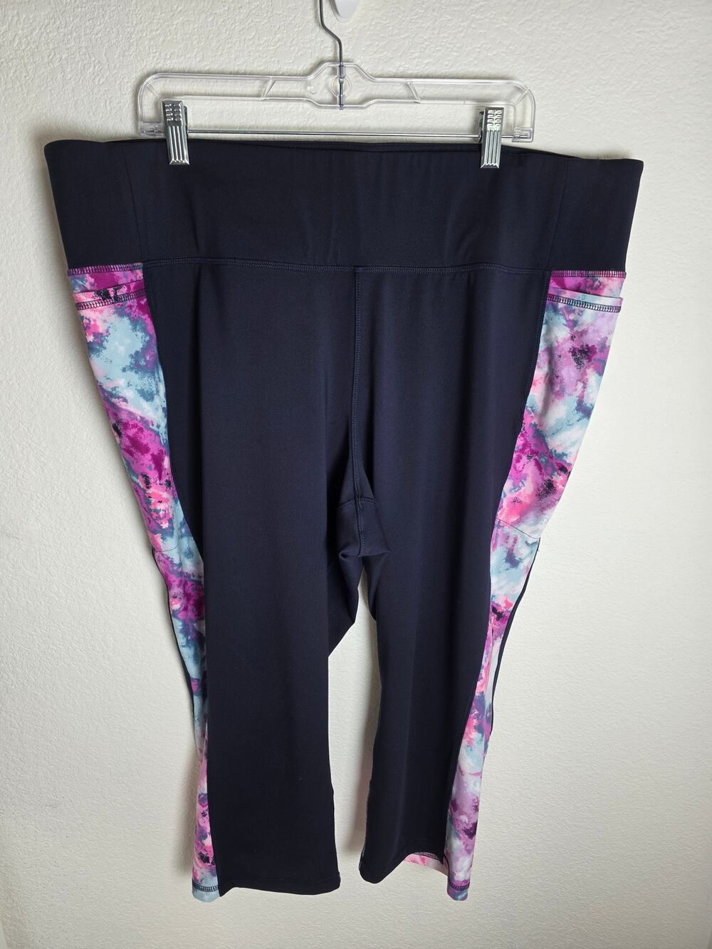 LIVI Active by Lane Bryant 26/28 Capri Leggings Side Pockets Tie Dye Watercolor